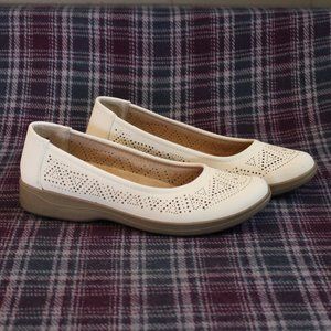 Easy Street Comfort Wave Cut Out Slip on Shoes Size 8.5